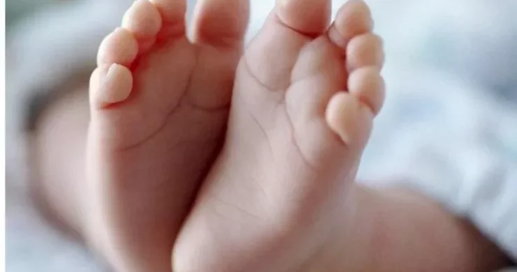 16 yaşlı qız tualetdə doğduğu uşağı zibilliyə atdı