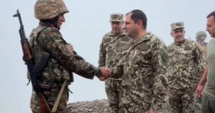 Papikyan ordu mövqelərinə gedib