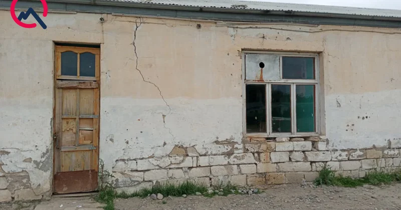 “300 şagirdin oxuduğu məktəbin tavanı çökmək üzrədir..” Video