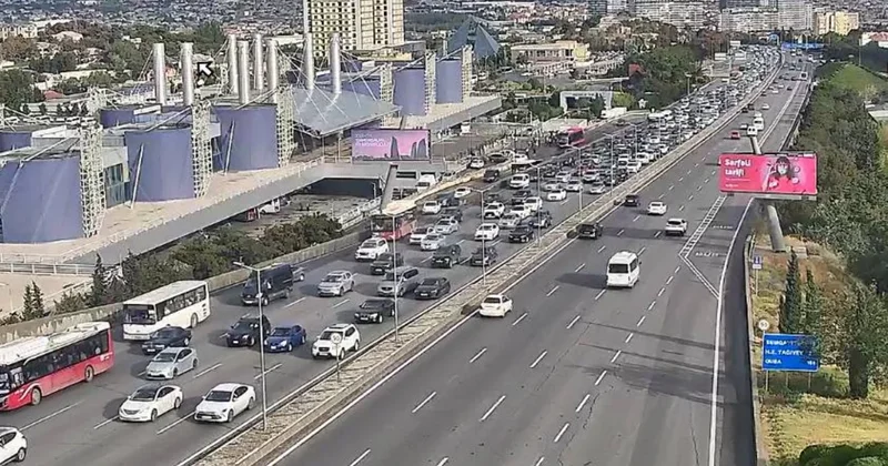 В Баку на ряде улиц и проспектов затруднено движение транспорта