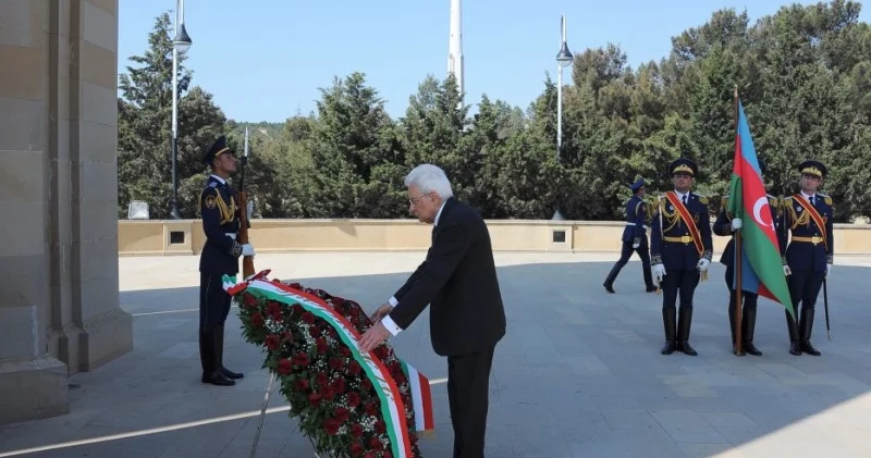 İtaliya Prezidenti Bakıda Şəhidlər xiyabanına getdi
