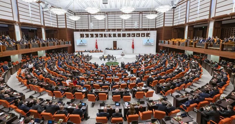 Üç partiya iclasa qatılmadı, DEM və İYİ partiyalı deputatlar isə Ərdoğanı ayaqda qarşıladı TBMM də ilk iclas + FOTO