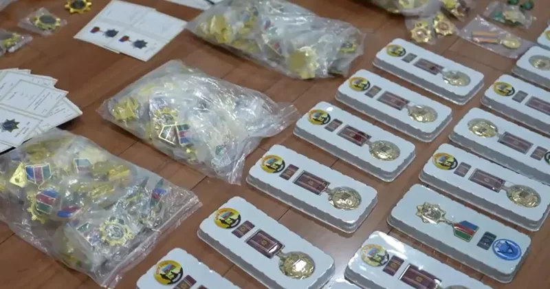 В Азербайджане задержаны продавцы поддельных наград и документов ФОТО / ВИДЕО