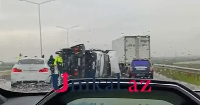 Bakı Qazax yolunda evakuator aşdı VİDEO