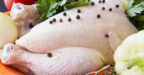 Dünyada broyler toyuqlarının istehsalı dayana bilərmi? AİB SƏDRİ AÇIQLADI