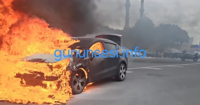 Şəhidlər Xiyabanının qarşısında maşın yanır