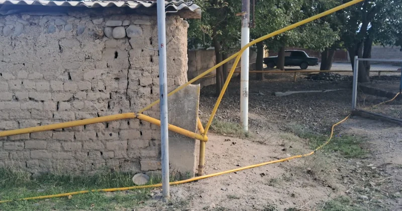 Minik avtomobili qaz xəttinə çırpılıb
