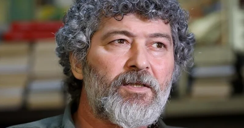 “Mən iki gündür ki, bu gərginliyi yaşayıram” Şahbaz Xuduoğlu Bakıda kitab sərgisinə buraxılmadı QALMAQAL