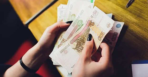 Moskvalı qadın iş adamını 50 milyon rubl aldadıb...