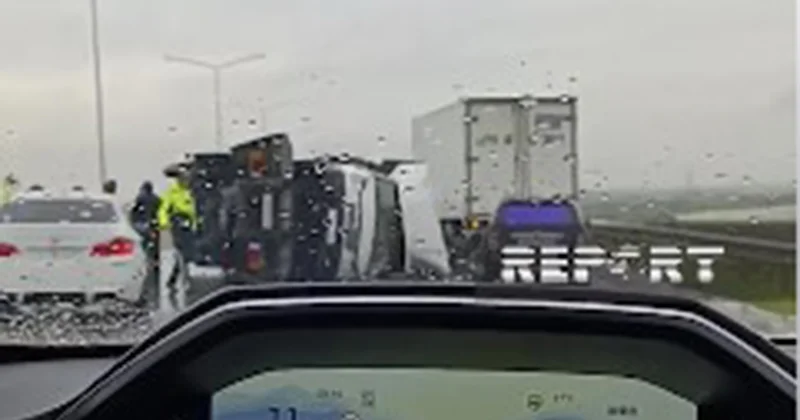 Evakuator daşıdığı yük maşını ilə birgə aşdı Video