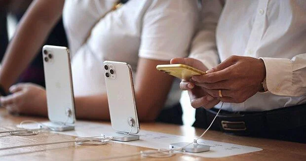Первый iPhone с тремя камерами признали устаревшим