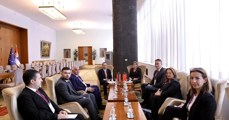 Türkiyəli nazir erməni həmkarı ilə görüşdü