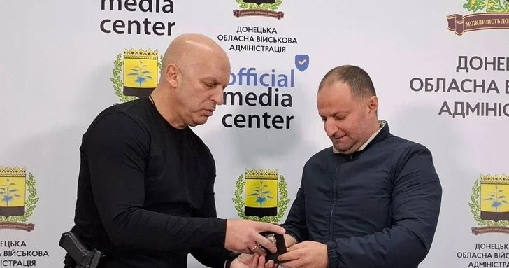 Символ международной солидарности: сотруднику Report и Baku TV вручен почетный знак Донецка