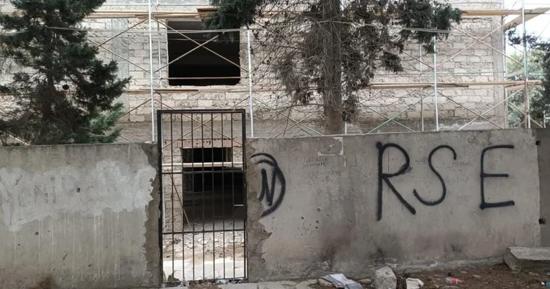 Sökülən məktəbdə biabırçı vəziyyət… Şagirdlər məktəbsiz qalıb Foto