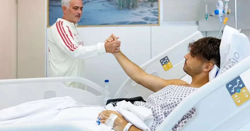 Mourinyo əməliyyat olunan “Real” müdafiəçisini xəstəxanada ziyarət etdi