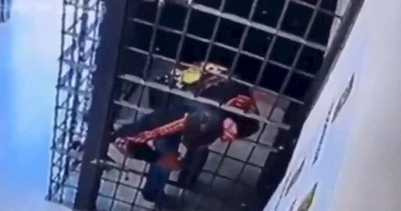 Məhbus yemək ötürmə dəliyindən qaçdı Video
