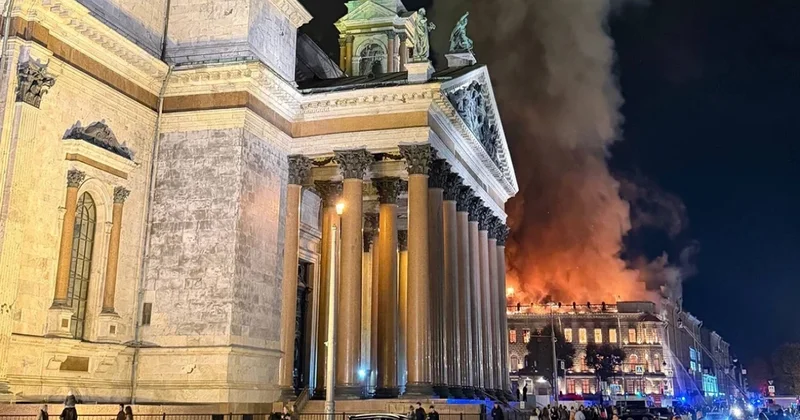 Sankt Peterburqun mərkəzində Miller malikanəsində güclü yanğın baş verib
