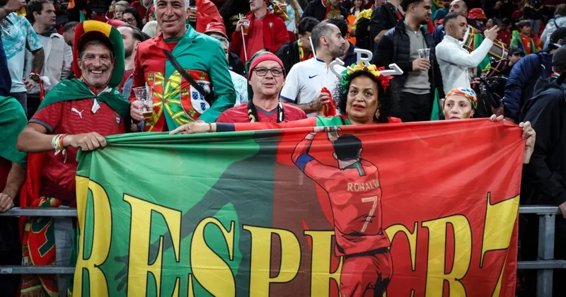 Portuqaliya azarkeşlərindən Ronalduya dəstək: Danimarka ilə matça bannerlərlə gəldilər