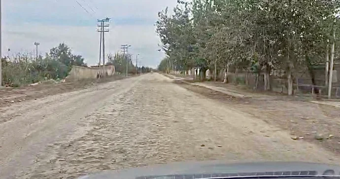 Bu qəsəbədə sürücülər asfaltsız yoldan, piyadalar səkisizlikdən əziyyət çəkir VİDEO