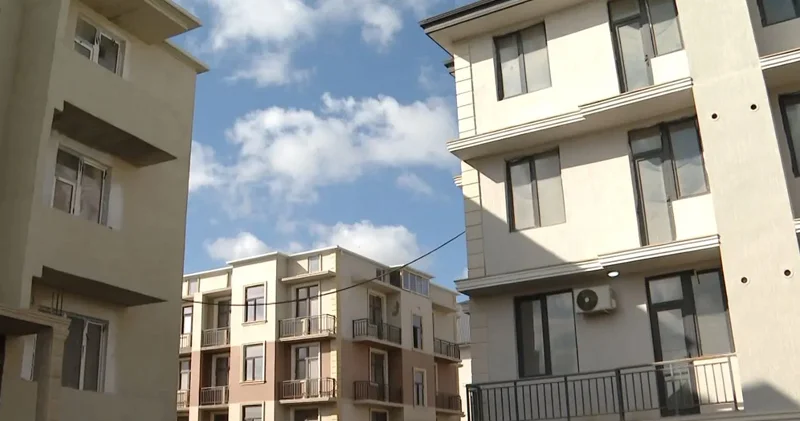 İllərdir aldıqları mənzilə köçə bilmirlər (VİDEO)