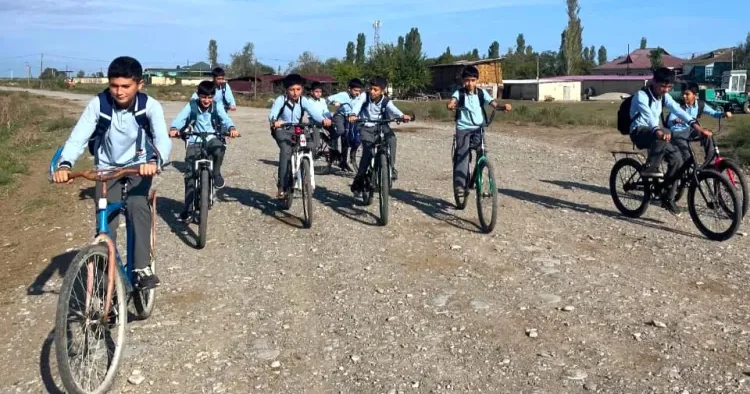 Bu məktəbin şagirdləri məktəbə velosipedlə gedib gəlirlər FOTO