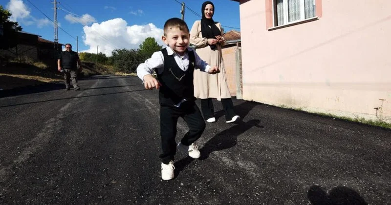 Hamı səfərbər oldu: 4 yaşlı Kürşat üçün kənd yolu asfaltlandı