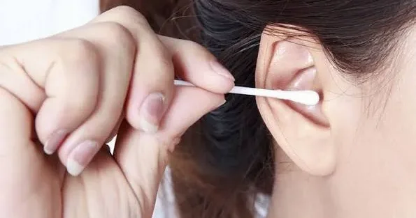 Dermatoloq xəbərdarlıq etdi: 40 yaşdan sonra bu nahiyələri təmizləyin