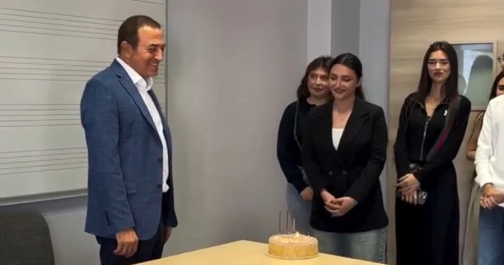 Tələbələrindən Mənsum İbrahimova ad günü sürprizi Video