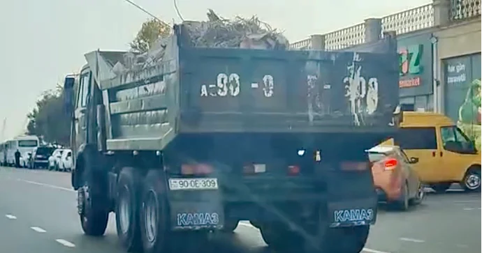 Küləkli havada yükü açıq daşıyan “KamAZ” sürücüsü təhlükə yaratdı VİDEO