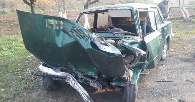 Maşın həyətin darvazasına çırpıldı: ölən var