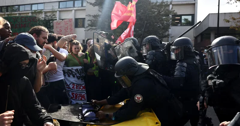 Fransada etirazlarda məktəblər yandırılıb, saxlanılanların sayı 600 ü ötüb
