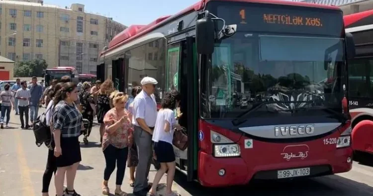 Avtobusda sıxlıq yarananda arxa qapıdan minmək qadağandır? Rəsmi CAVAB