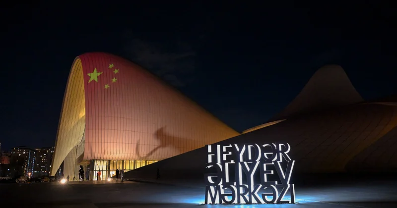 Heydər Əliyev Mərkəzi və Bakı Olimpiya Stadionu Çin bayrağının rəngləri ilə işıqlandırılıb