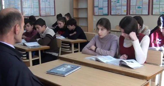 Dərs zamanı şagird kimyəvi məhluldan zəhərləndi