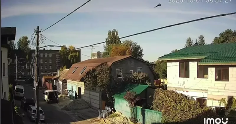 Момент удара по школе в Киеве: ВИДЕО