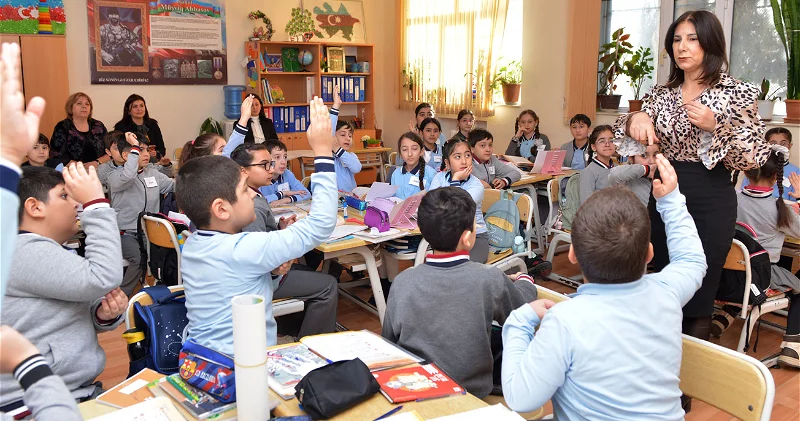 Məktəbini dəyişən uşaqlarda bu problem yarana bilər Psixoloq açıqladı