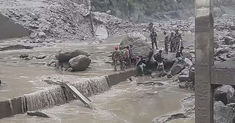 Сотни туристов застряли в горах Непала