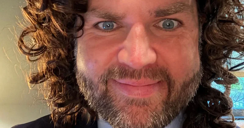 Вице президент США надел кудрявый парик из популярного мема с собой ВИДЕО