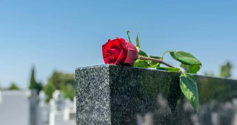 Atanın qızının məzarında qarşılaşdığı qəribə mənzərə KÖVRƏLTDİ VİDEO