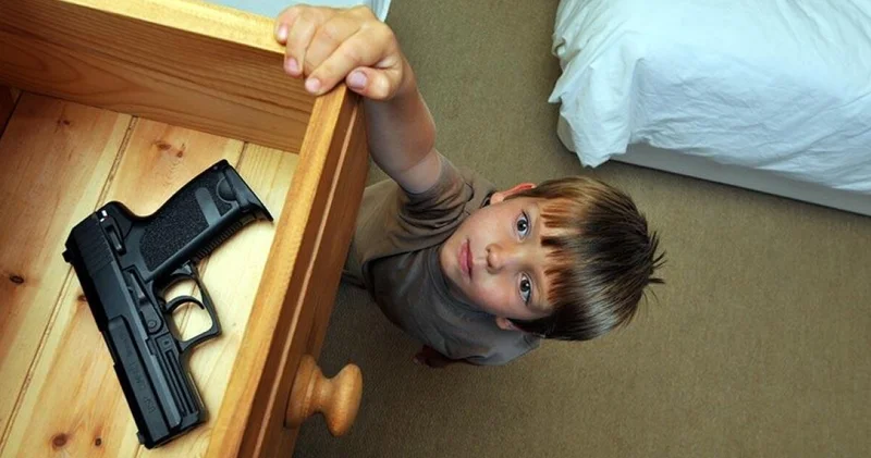 6 yaşlı məktəbli müəlliminə bir neçə dəfə atəş açdı