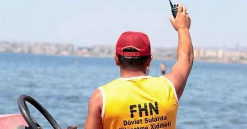 В Баку спасены рыбаки, застрявшие на скалах в море ВИДЕО