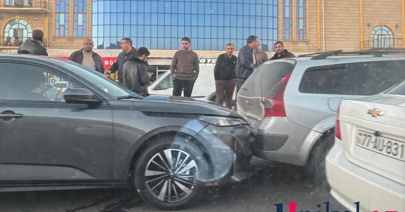 Bakıda qəza tıxaca səbəb oldu FOTO