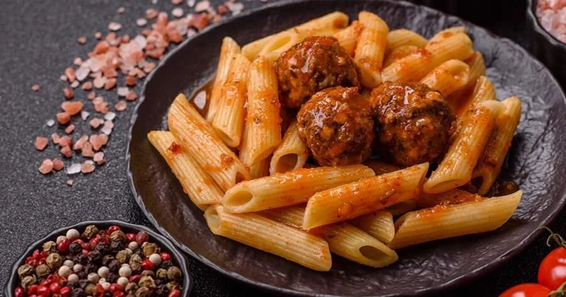 Диетолог указала на опасность сочетания мяса с картошкой и макаронами