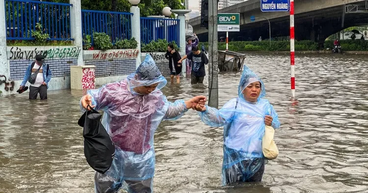 Vyetnamda daşqınlar zamanı xəsarət alanların sayı AÇIQLANDI