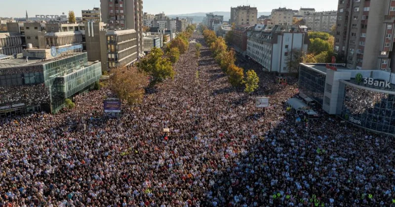 Minlərlə serb küçələrə çıxdı Prezident üzr istəməyə məcbur oldu