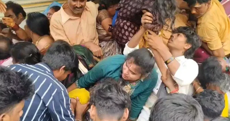 По меньшей мере 10 человек погибли в давке у храма в Индии ВИДЕО