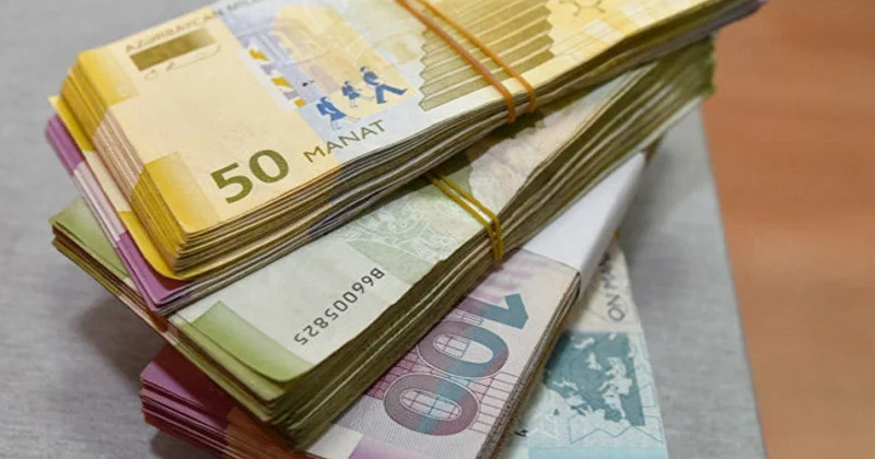 Все больше азербайджанцев хранят деньги в банках