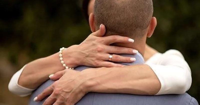 Həbsdəki sevgilisinə öpüşü ilə narkotik ötürdü ŞOK TƏFƏRRÜAT