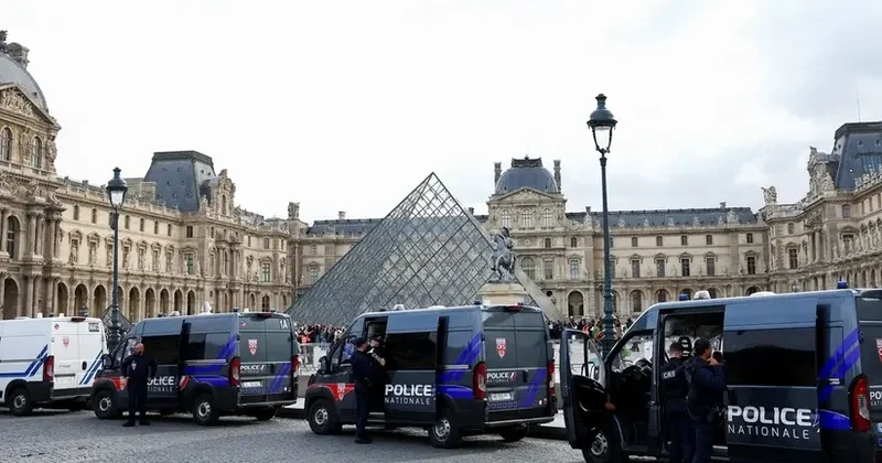 Luvr soyğunçuluğunda şübhəli bilinənlər “Paris Lion” matçında saxlanılıb