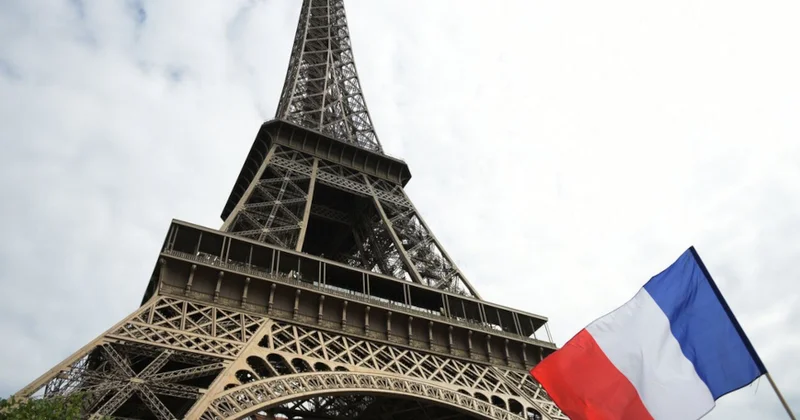 Во Франции левое оппозиционное движение представит в парламент проект резолюции о недоверии правительству